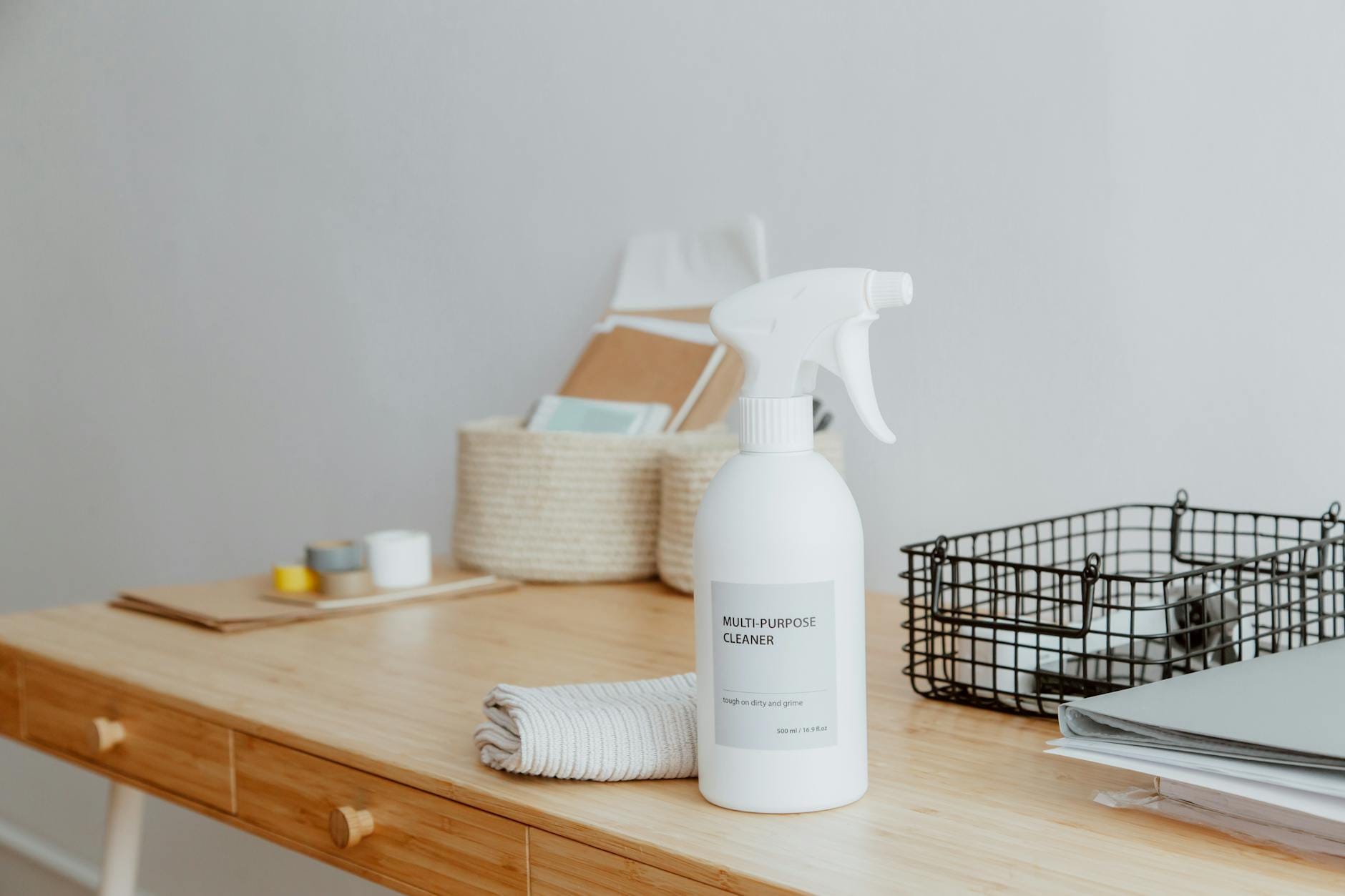 Minimalistyczne biurko z organizerem, środkiem czyszczącym i przyborami