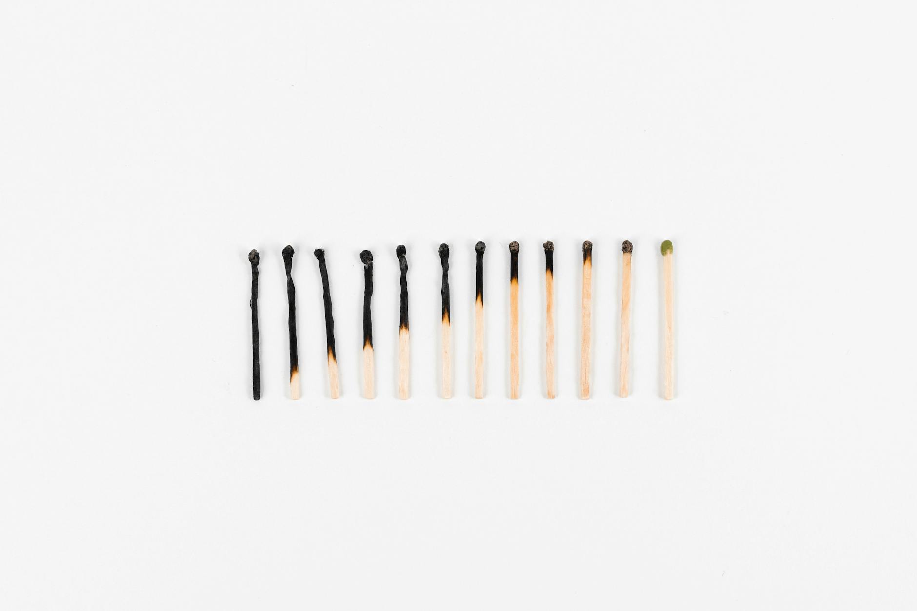 Zapałki od całkowicie spalonej do nienaruszonej na białym tle